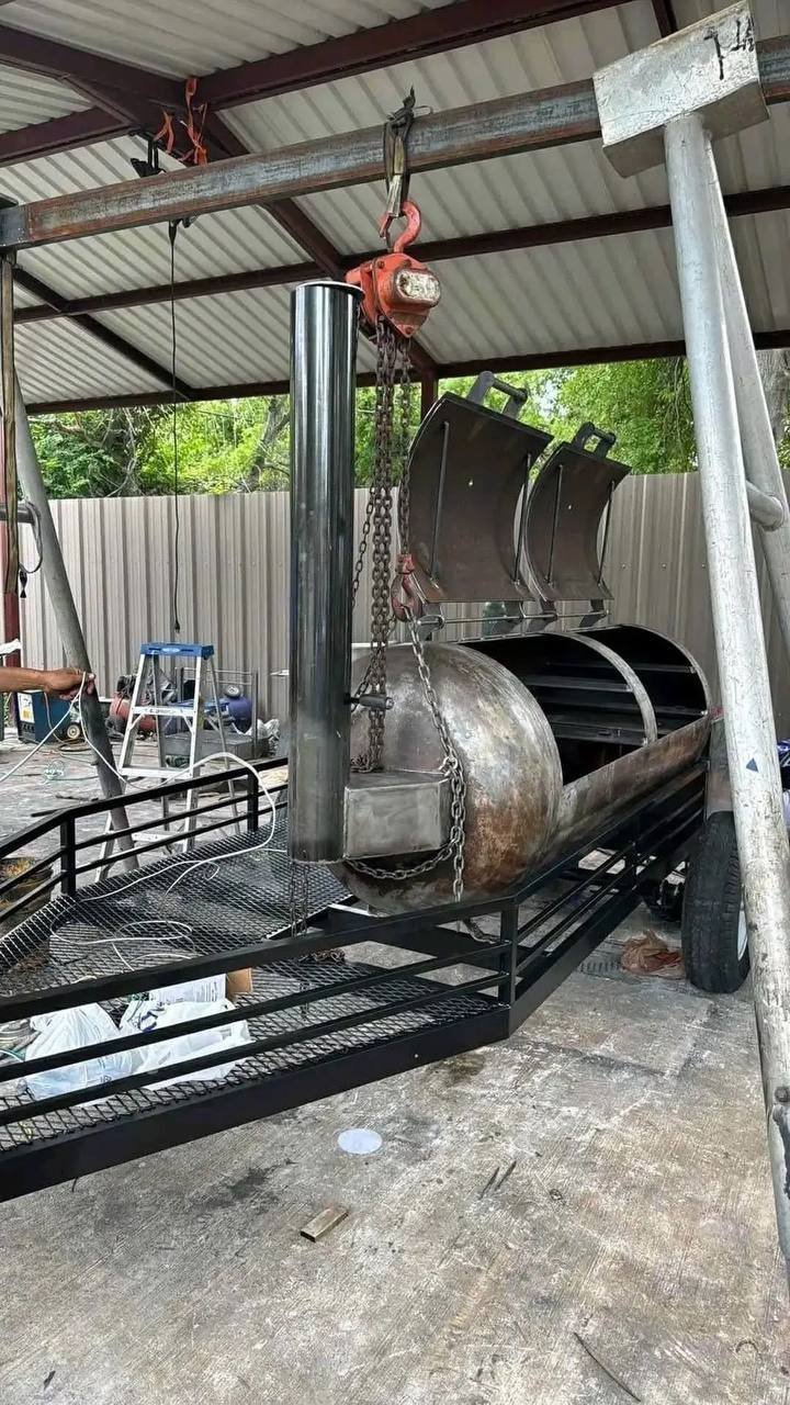 250-Gallon Offset Smoker with Santa Maria Grill - Image 2